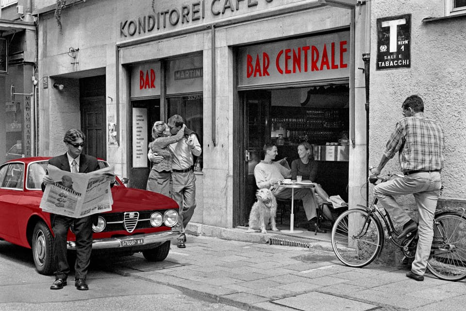 Bacio al Bar Centrale Alfa rossa